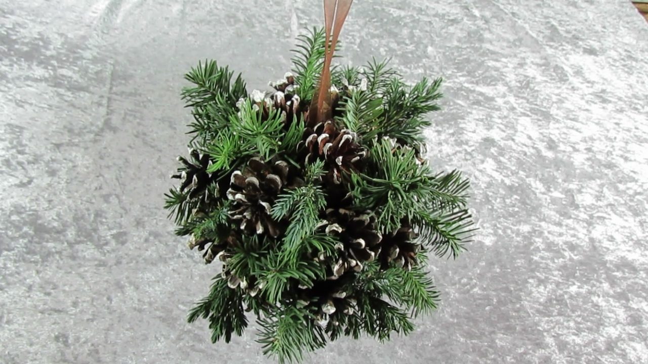 Dekoration f&uuml;r Weihnachten selber basteln.Kugel aus Tannenzapfen basteln.