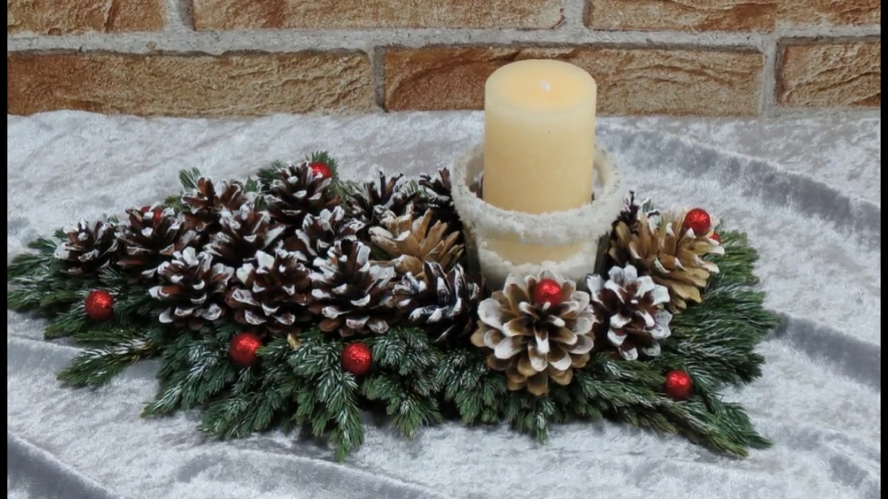 Dekoration f&uuml;r Weihnachten selber basteln .  Adventsgesteck selbst machen .